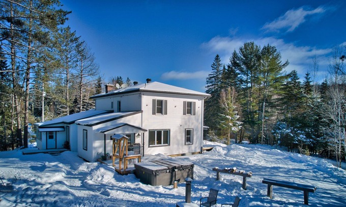 La Macaza Cabaña | Pet Friendly Large Family Getaway - 30 Minutes from Ski Hills