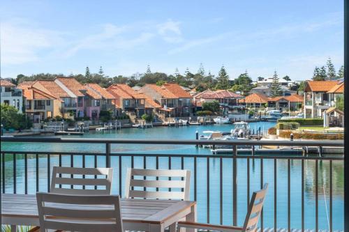 Wannanup Casa | Pet Friendly Luxe Canals Waterfront Retreat with Private Jetty & Spa