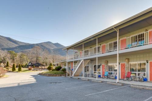 Maggie Valley Apartamento | Pet-Friendly Maggie Valley Studio Community Pool!
