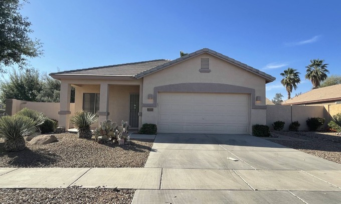 Power Ranch Casa | Pet Friendly-Modern 3 bedroom home with large pool & backyard