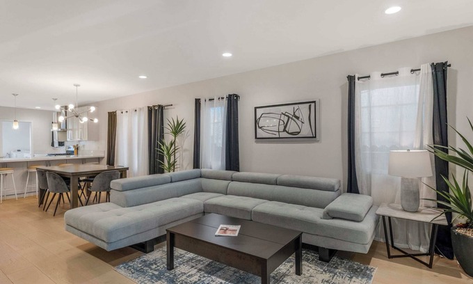 Franklin Casa | Pet Friendly|Modern Home|Central Location