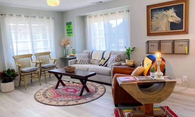 Los Alamos Casa | Pet Friendly Modern Farmhouse -Walk to Restaurants
