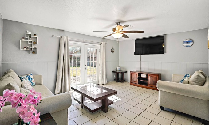 South Side Casa | Pet Friendly | Newly Remodeled 3BR/1.5BA house | @Downtown & 9 mins to beach