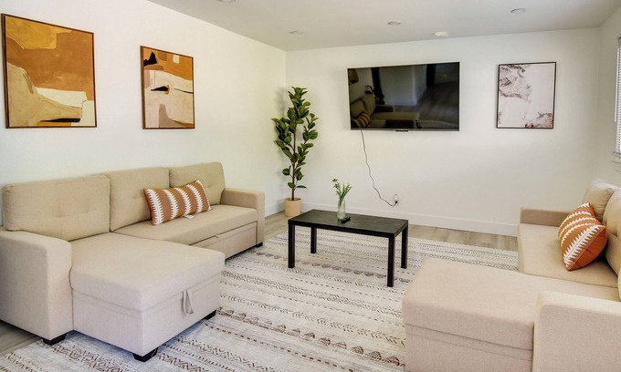 Norfolk - Virginia Beach Casa | Pet-Friendly Norfolk Retreat ~ 7 Mi to Beach!