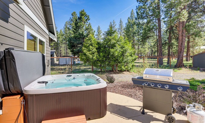 Deschutes River Woods Casa | Pet-Friendly Oregon Retreat w/ Patio & Hot Tub!