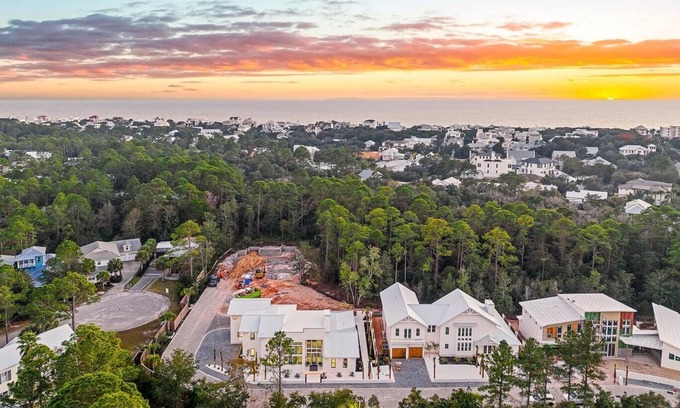 Hammocks of Seagrove Casa | Pet Friendly! Private Pool! Walk to Beach! Luxury 30A! Salty Days!