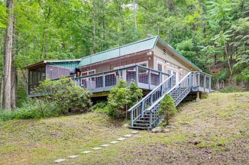 Henry Casa | Pet-Friendly Philpott Lake Cabin Hiking and Boating