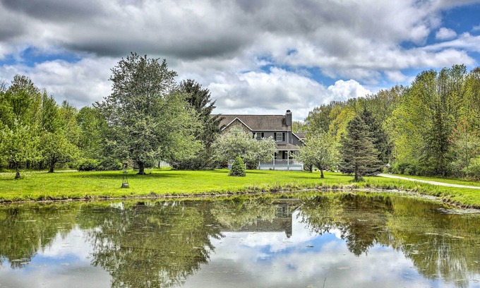 Pine Bush Casa | Pet-Friendly ‘Pond View Loft' w/ Private Pool!