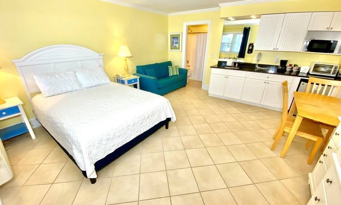 Atlantic Beach Hotel | Pet-friendly, Pool - 3 Blocks to Beach! Unit 110