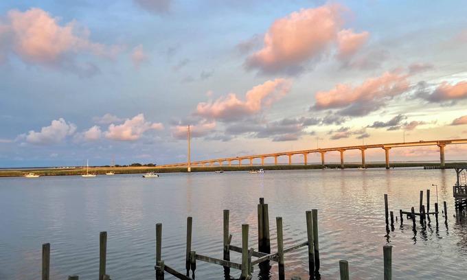 Historic Downtown Apalachicola Apartamento | Pet-Friendly Private Apartment, Waterfront, Balcony