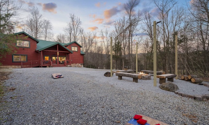 Cosby Cabina | Pet friendly! Private heated pool! Theatre!