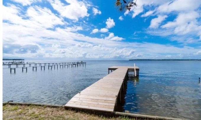 Hertford Cabaña | Pet Friendly, Private Waterfront Cottage