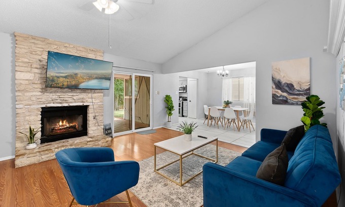 Milwood Casa | Pet Friendly - Q2 & Domain - King Bed + Pool Table