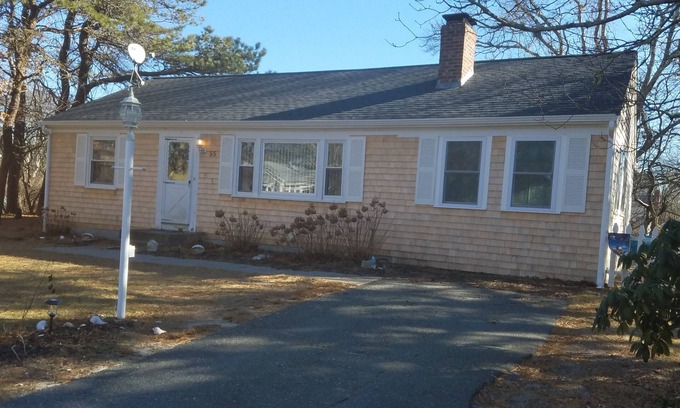 South Yarmouth Casa | Se admiten mascotas, tranquilo vecindario familiar con patio privado cercado con jacuzzi
