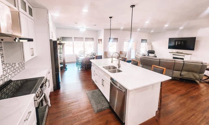 Leadville Casa | Pet Friendly Rancher Brand New on 40 Acre