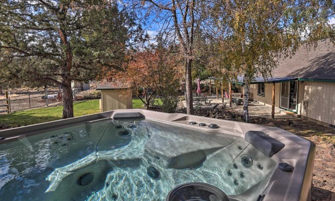Redmond Casa | Pet-Friendly Redmond Home with Hot Tub, Porch, Grill