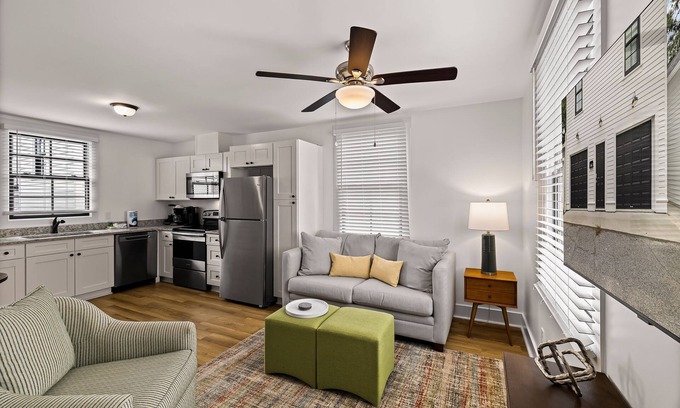 Historic Downtown Savannah Apartamento | Pet-friendly Renovated Apt Steps to Forsyth, Coffee Shops by Lucky Savannah