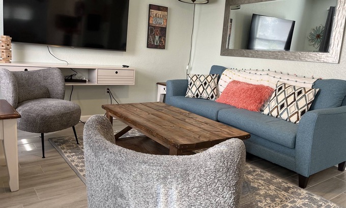 Tropic Casa | Cozy Bungalow in the heart of Melbourne ~Hot Tub~King Center~ Shopping