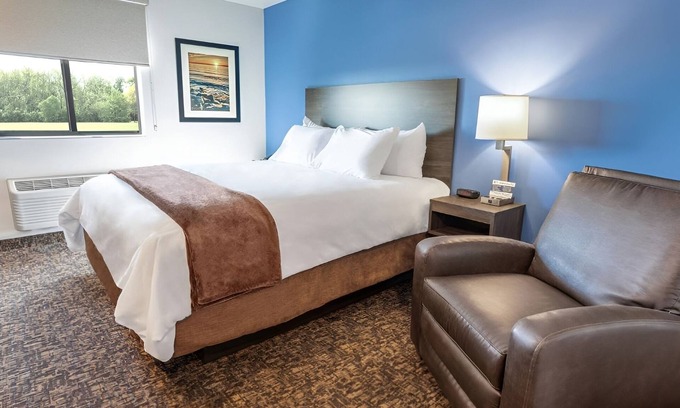 Ashwaubenon Hotel | Pet-Friendly Room w/ Kitchen + Blackout Curtains – Ideal for Restful Stays