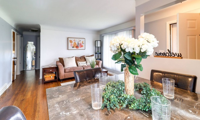 Roseville Casa | Pet-Friendly Roseville Home ~ 17 Mi to Detroit!