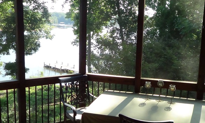 Townville Casa | Hermosa casa rústica frente al lago, 4 kayaks, flotadores, alquiler de pontones, Wi-Fi gratis