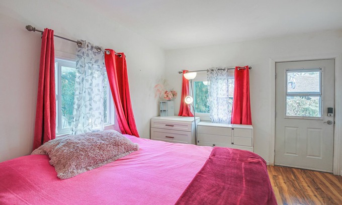 Central San Pedro Apartamento | Pet-Friendly San Pedro Studio ~ 3 Mi to the Ocean!