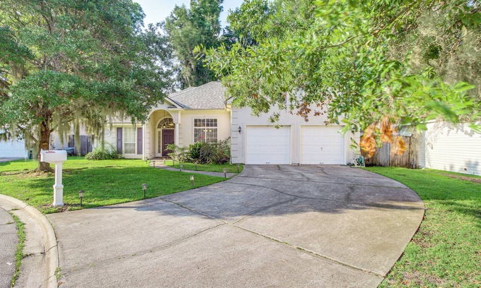 Savannah Casa | Pet-Friendly Savannah Home w/ Cozy Fireplace!