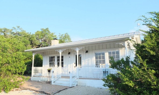 Canyon Lake Cabaña | Cabaña con Encanto Shabby Chic de 1 habitación con cocina