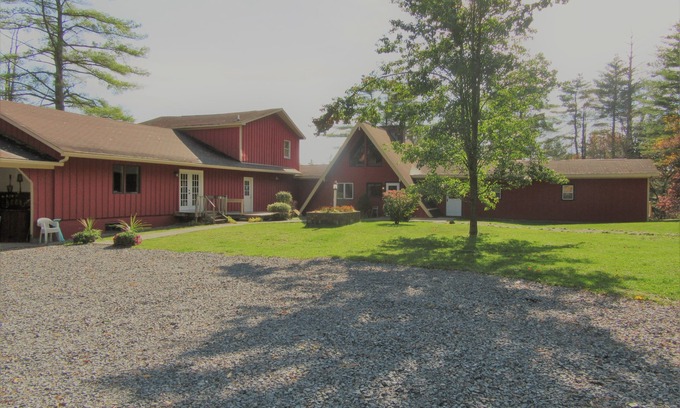 Fort Ann Cabina | Granite Hill Lodge es un oasis en el bosque