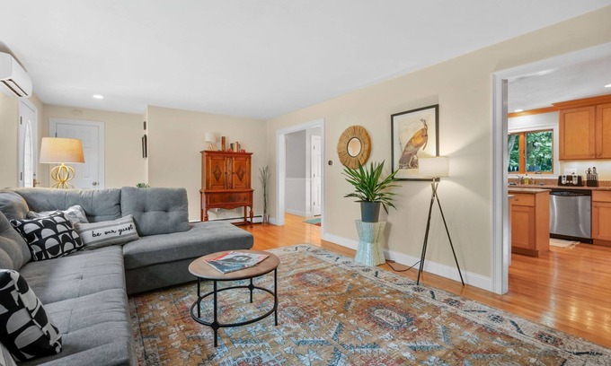 Orleans Casa | Pet Friendly, Sleeps 4, Huge Back Yard, Skaket Beach