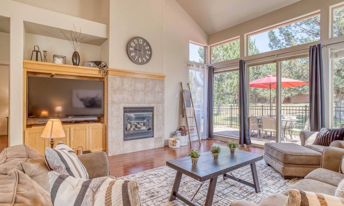 Redmond Casa | Pet-Friendly Smart Modern Townhome - Eagle Crest Resort Passes! Pools, Spa, Golf
