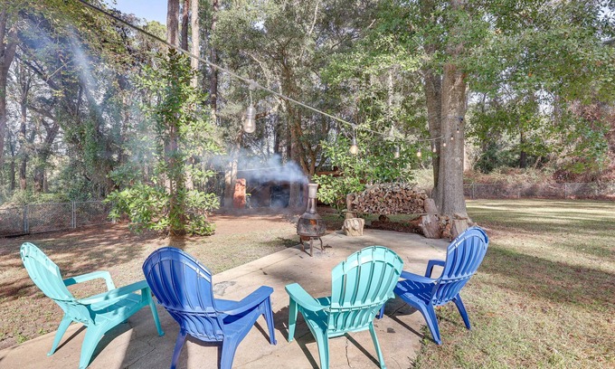 Southport Casa | Pet-Friendly Southport Home w/ Deck: 8 Mi to Beach