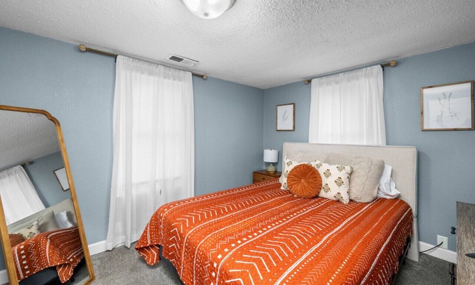 Silvis Casa | Pet Friendly & Spacious 3 BR in Silvis + Garage