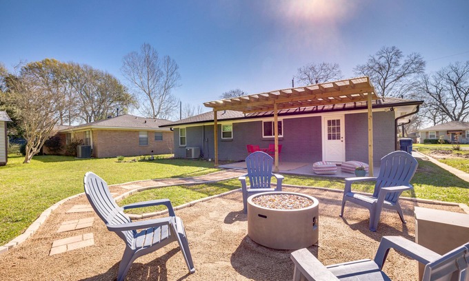 Tomball Cabaña | Pet-Friendly Tomball Cottage: Steps to Downtown!