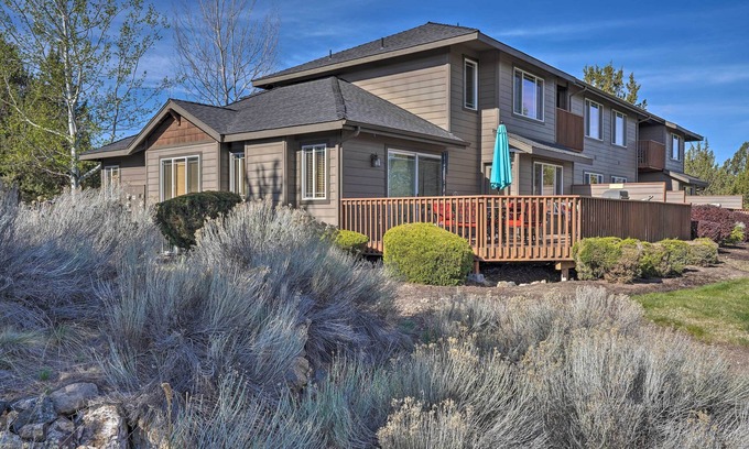 Redmond Casa | Pet-Friendly Townhome w/ Hot Tub in Redmond!