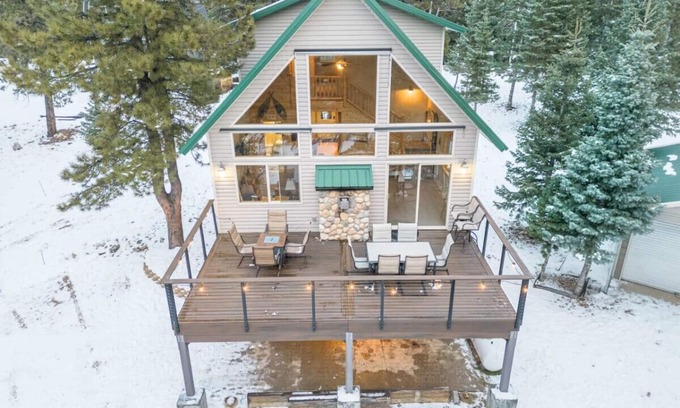 Duck Creek Village Cabina | Pet Friendly Rustic Charm Close to National Parks