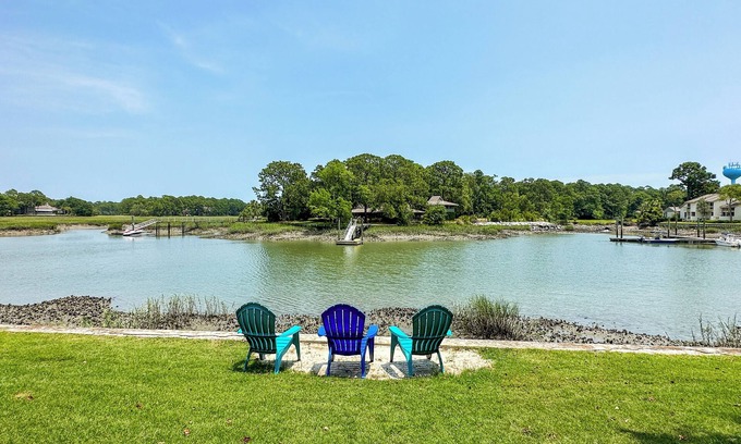 South Beach Condominio | PET-FRIENDLY VILLA W/ WATER VIEWS, DOCK & TENNIS NEAR SALTY DOG