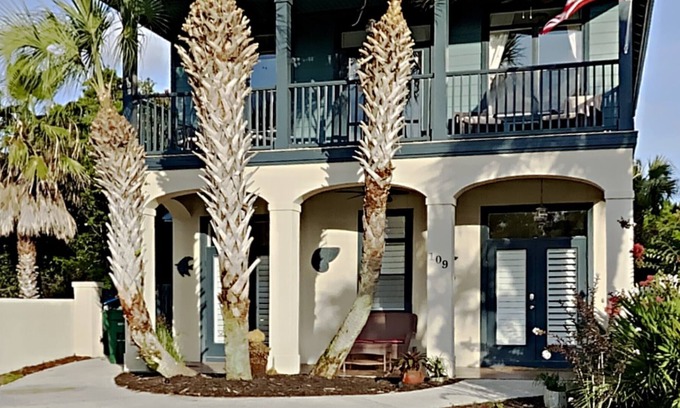 Summer Breeze Casa | PET FRIENDLY! PRIVATE HOT TUB! Up to 13 Guests! Minutes to Pier Park and 30A!
