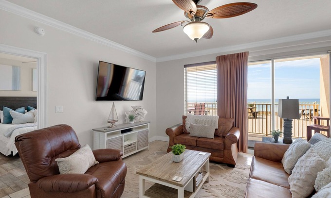Lower Grand Lagoon Condominio | PET FRIENDLY-Beach Service Included-GROUND FLOOR-POOLSIDE CAFE-HOT TUB-GRILLS