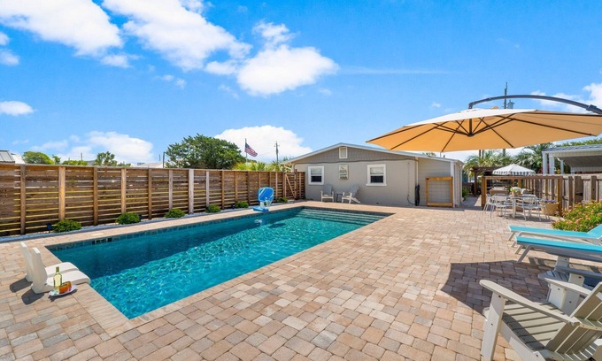Kiska Beach Casa | PET FRIENDLY! CLOSE TO 3 BEACH ACCESS POINTS! PRIVATE POOL! 6 SEATER GOLF CART AVAILABLE! 4/2 BUNGALOW SLEEPS 10!