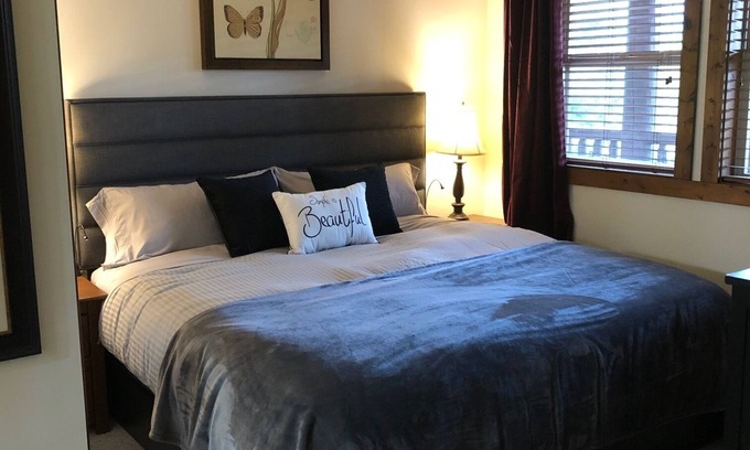 Okanagan-Similkameen Condominio | Condominio de vacaciones que admite mascotas con electrodomésticos renovados y cama king size, con vista a la piscina