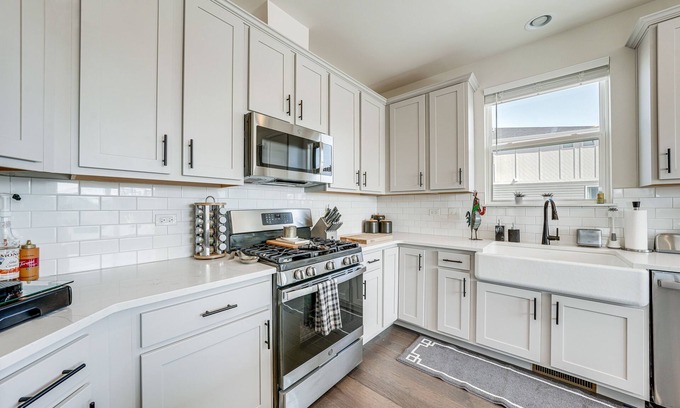 Warrenville Casa | Pet-Friendly Warrenville Townhome w/ Gas Grill!