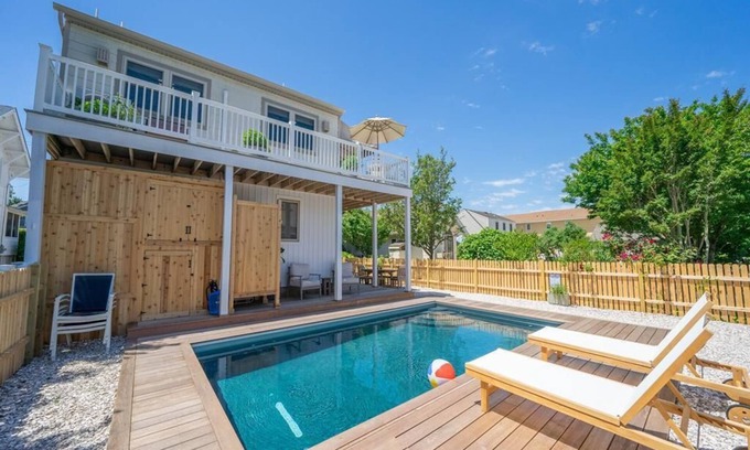 Stone Harbor Condominio | Pet Friendly with a new pool, outdoor space and 4 bedrooms! Great location within walking sitance to 96th Street shopping and activities.