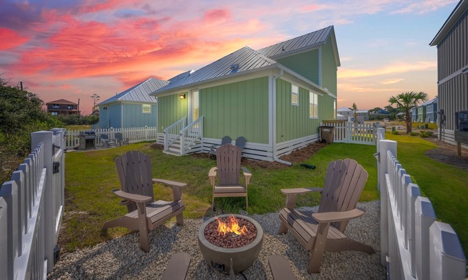 Cape San Blas Casa | Pet Paradise! Fenced Yard + Steps to Beach + Outdoor Shower + Beach Gear