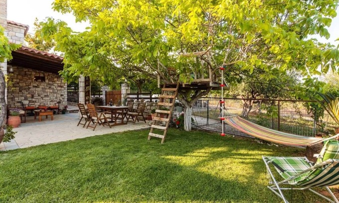 Messini Apartamento | Petalidi Stone House with garden near the beach