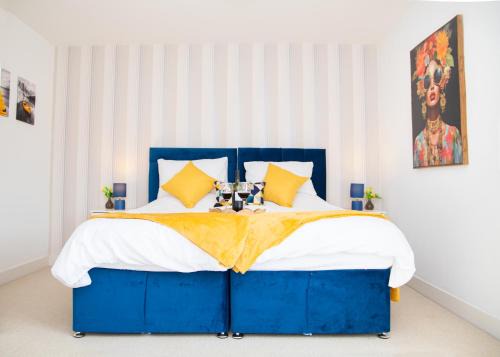 Peterborough Casa | Peterborough 4-Bed Contractor House with 2 Baths & Parking