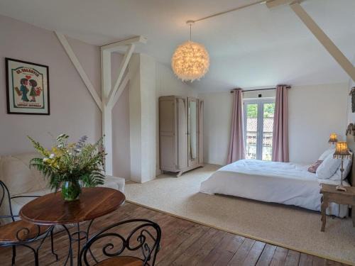 Chadurie Casa | Petit gîte romantique avec piscine couverte, jardin et animaux, proche de la nature à Chadurie - FR-1-653-234