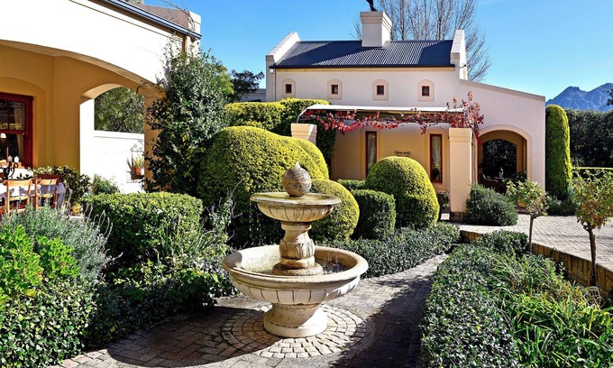 Franschhoek Casa | Petit Plaisir es una casa de campo romántica con cocina en el lado del pueblo no1