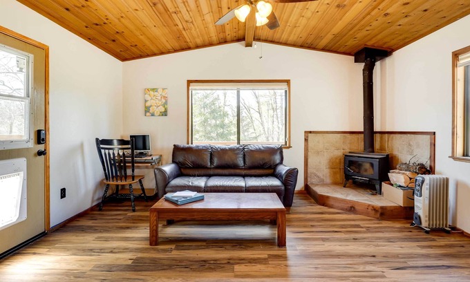 Middletown Cabina | Petite Chalet with Deck near Loch Lomond!