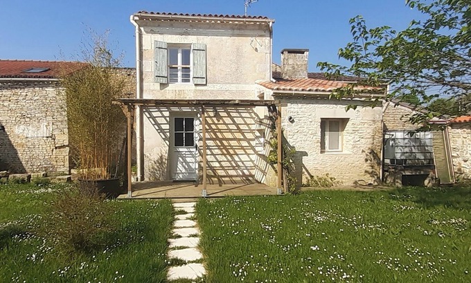Asnieres-la-Giraud Casa | Petite Maison de Campagne Calme